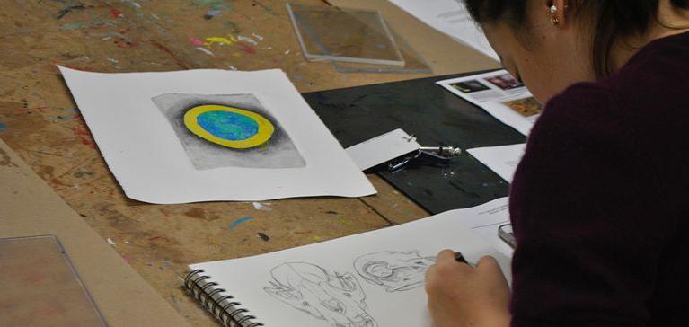887700葡京办理优惠大厅的一名学生在她的视觉艺术课上画草图.